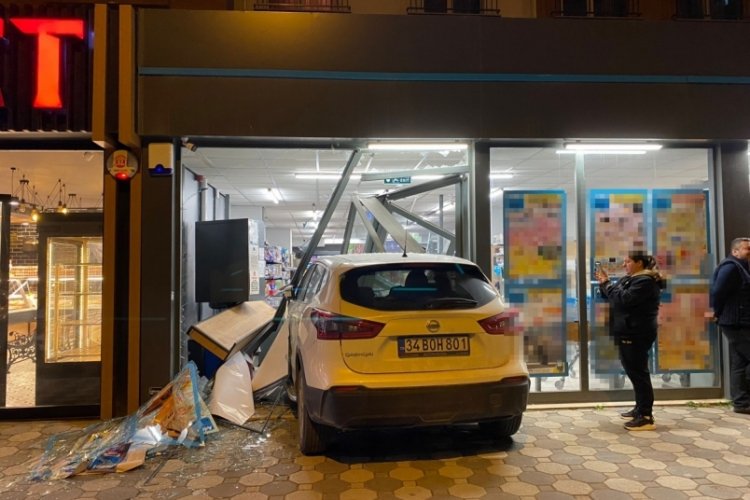 İstanbul'da fren yerine gaza basan şahıs aracıyla markete daldı