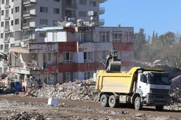 Hatay'da 16 mahallede enkaz kaldırılmaya devam edecek