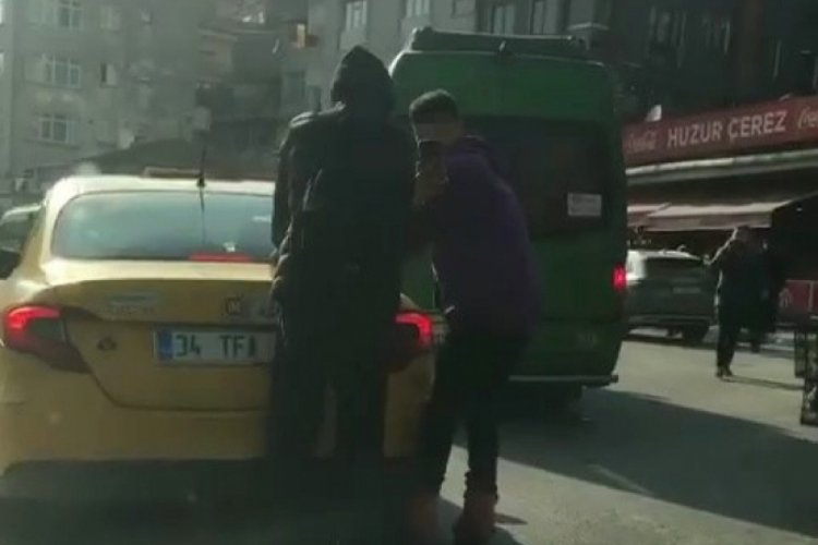 İstanbul'da iki patenli gen&ccedil; taksiye tutunarak ilerledi