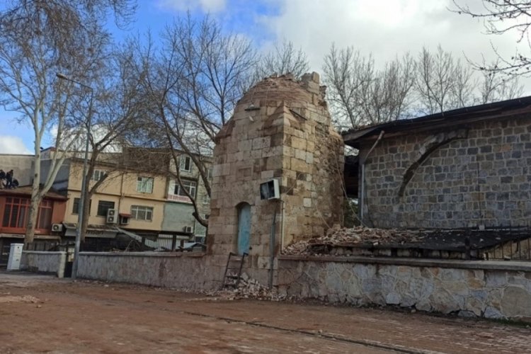 Kahramanmaraş'ta 730 yıllık cami minaresi art&ccedil;ı sarsıntıda yıkıldı