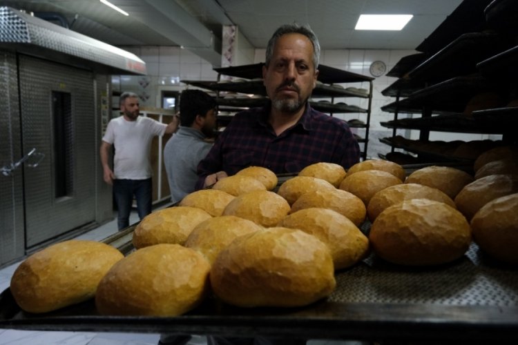 Depremzede fırıncı, g&uuml;nde 6 bin 500 ekmeği &uuml;cretsiz dağıtıyor