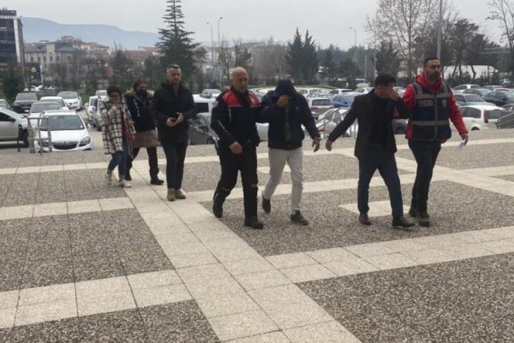 İşyerinin kasasından 500 bin lira &ccedil;alan hırsızlar yakalandı