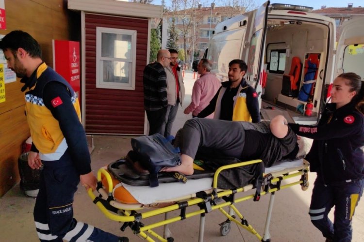 Bursa'da hafif ticari ara&ccedil;, otomobile yandan &ccedil;arptı: 2 yaralı