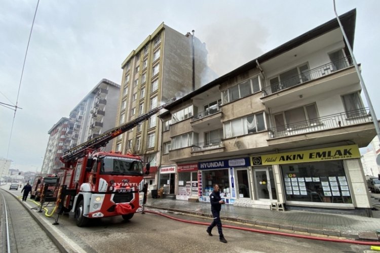 Eskişehir'de 3 katlı binanın &ccedil;atısında yangın