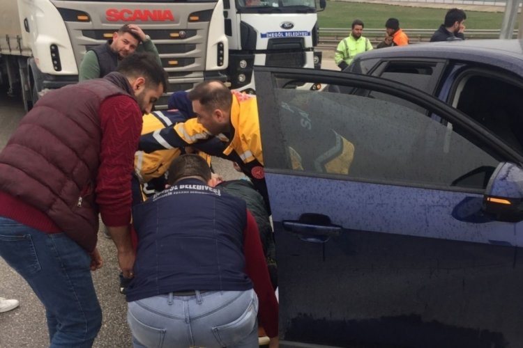 Bursa'da kontrolden &ccedil;ıkan otomobil bariyerlere &ccedil;arptı