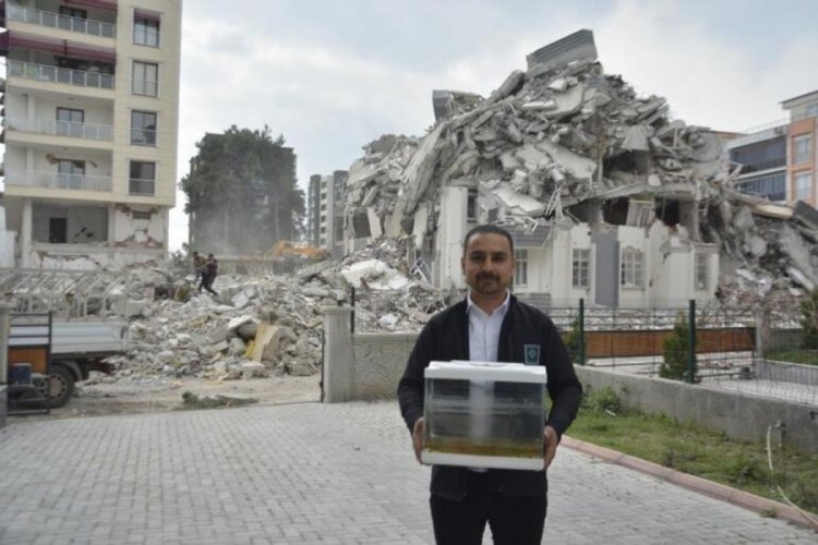 Depremde &ouml;ld&uuml; diye d&uuml;ş&uuml;nd&uuml;kleri balıkları 44 g&uuml;n sonra canlı buldu
