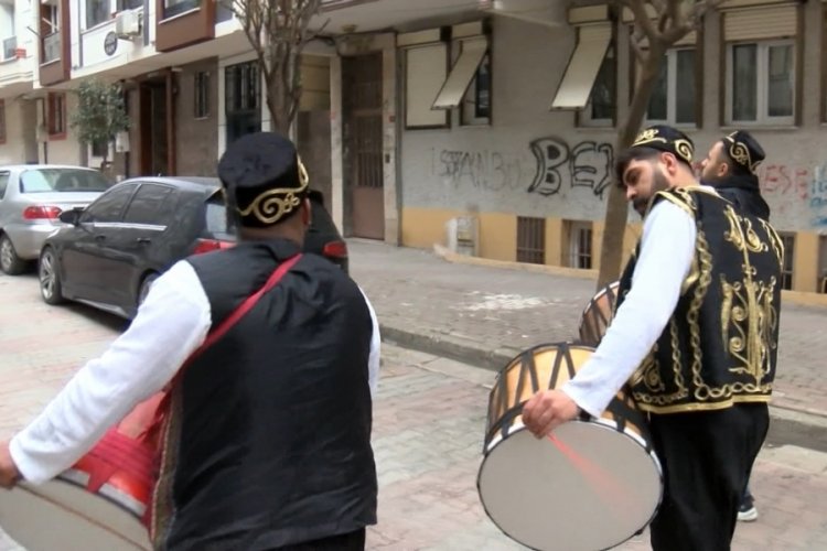 Korsan davulcular i&ccedil;in yaka kartı uyarısı