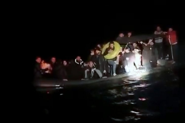 Muğla'da su alan bottaki g&ouml;&ccedil;menleri Sahil G&uuml;venlik kurtardı