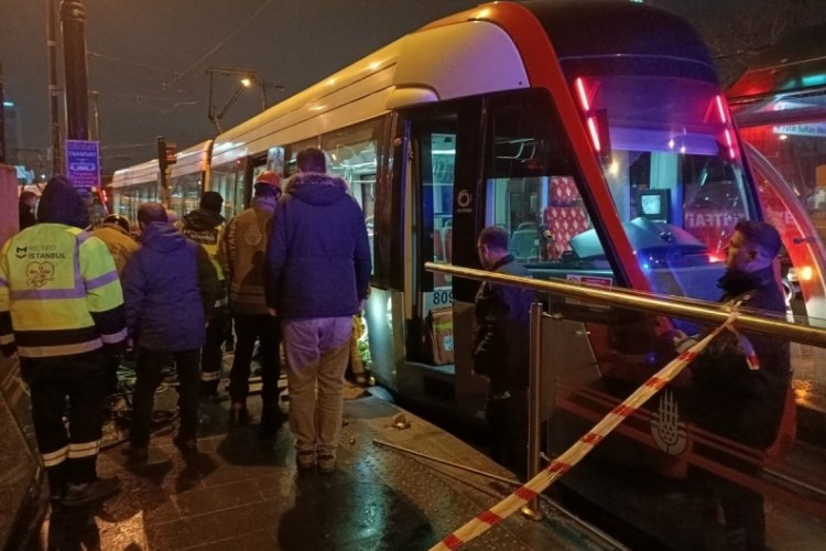 İstanbul Cevizlibağ'da bir kişi tramvayın altına sıkıştı
