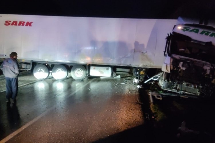 Burdur'da tır yol kenarındaki kayalara &ccedil;arptı