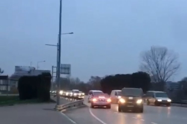 Bursa'da ters şeritten giden otomobil trafikte tehlike sa&ccedil;tı