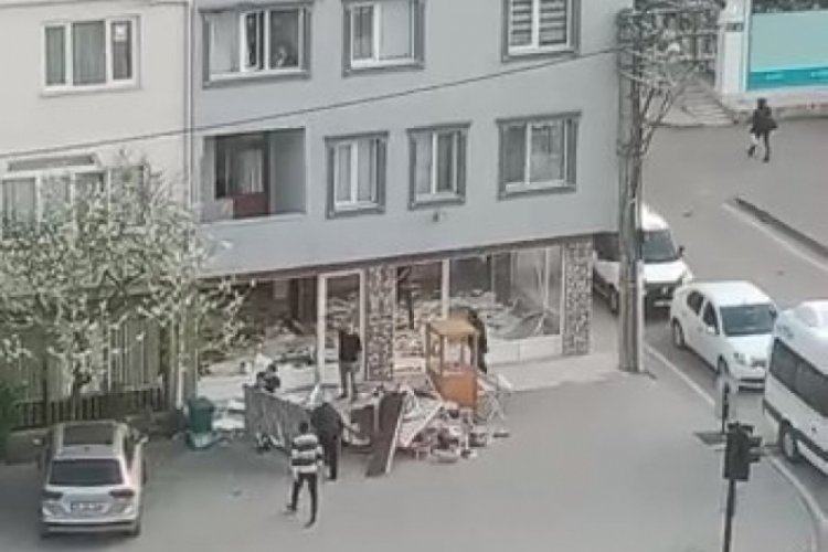Bursa'da kiracısıyla anlaşamadı, d&uuml;kkanı boşalttı