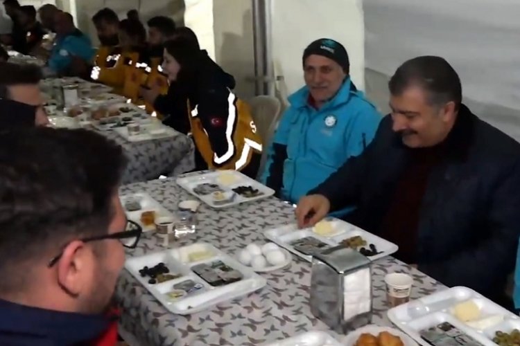 Fahrettin Koca, sahurunu Hatay'da sağlık &ccedil;alışanları ile yaptı