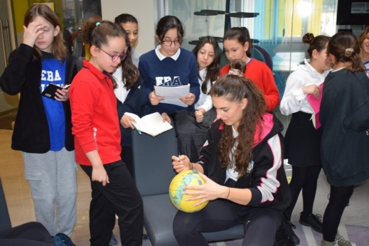 Nil&uuml;fer Belediyespor Kadın Voleybol Takımı, &ouml;ğrencilerle buluştu