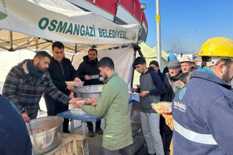 Osmangazi Belediyesi deprem b&ouml;lgesinde iftar &ccedil;adırı kurdu