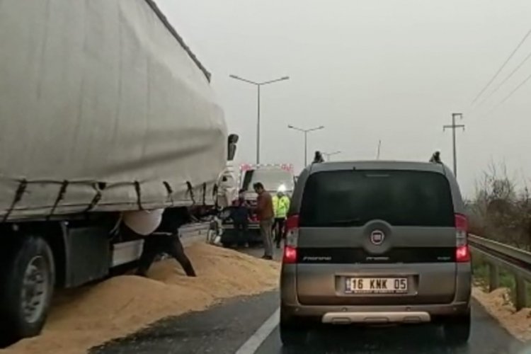 Bursa'da tırlar &ccedil;arpıştı! Bir kişi yaralandı