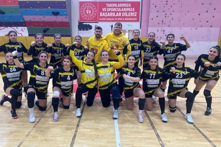 Elazığ Sosyal Yardımlaşma Spor Kul&uuml;b&uuml;nde y&uuml;zler g&uuml;l&uuml;yor