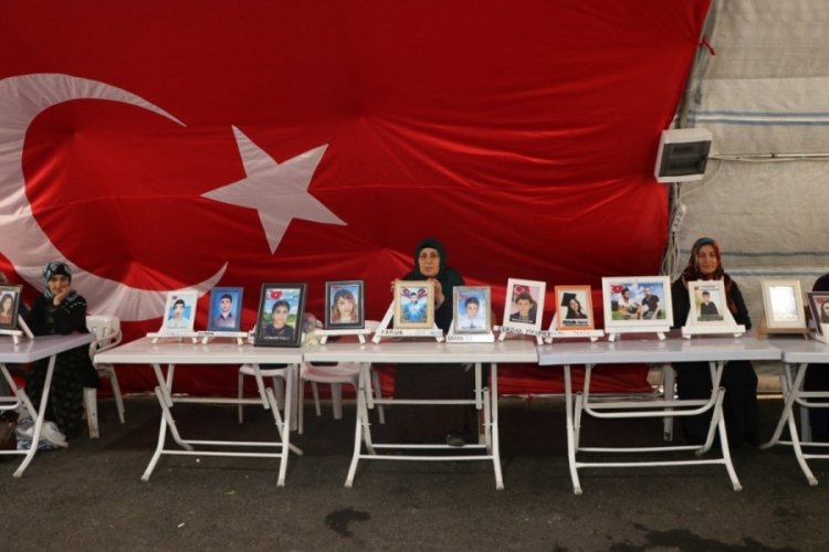 Diyarbakır'da anneler evlat n&ouml;betine devam ediyor
