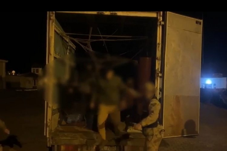 Van'da Kamyondan 60 ka&ccedil;ak g&ouml;&ccedil;men &ccedil;ıktı