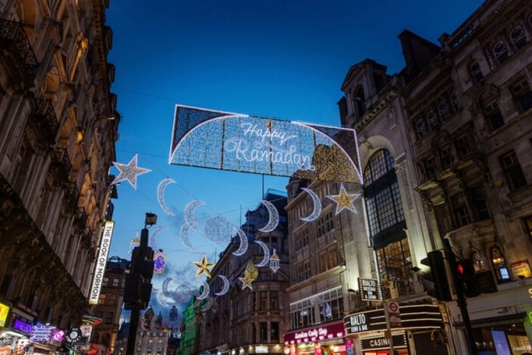 Londra'nın &uuml;nl&uuml; caddesi, Ramazan ayı i&ccedil;in s&uuml;slendi