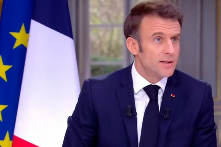 Macron, l&uuml;ks saatini kolundan &ccedil;ıkardı