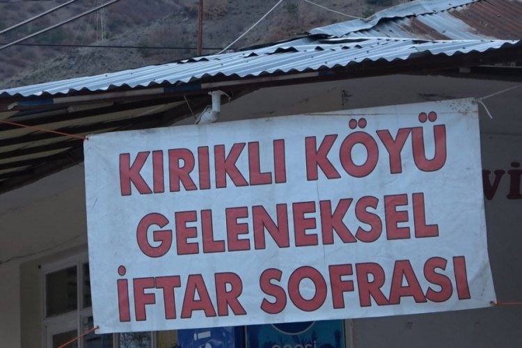 G&uuml;m&uuml;şhane'de Kırıklı k&ouml;y&uuml; sakinleri, yoldan ge&ccedil;enlere &uuml;cretsiz iftar yemeği veriyor