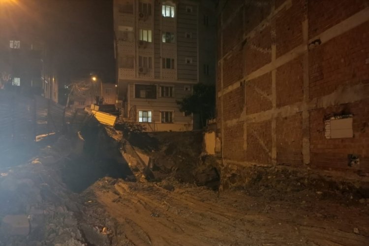 İstanbul'da binanın istinat duvarı &ccedil;&ouml;k&uuml;nce vatandaşlar iftarı sokakta yaptı