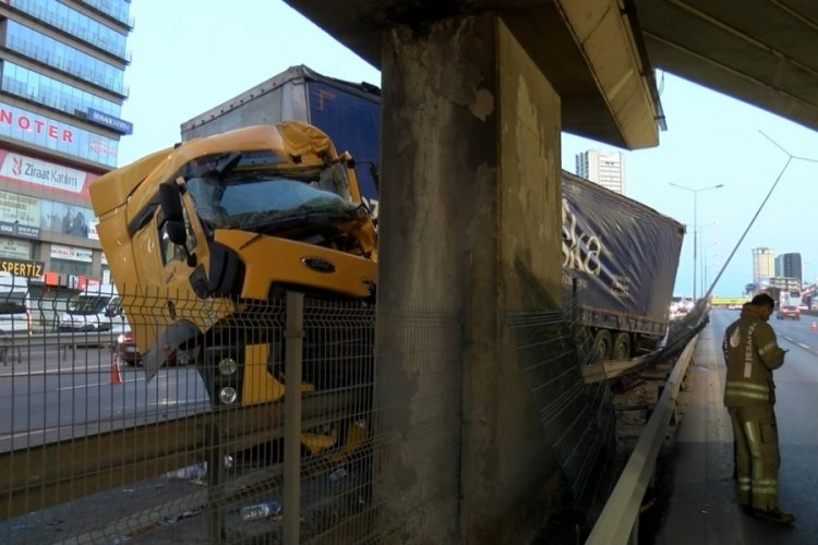 İstanbul'da TIR &uuml;st ge&ccedil;ide &ccedil;arptı