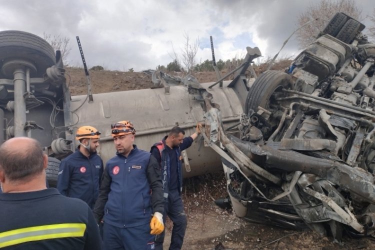 Niğde'de LPG tankeri s&uuml;r&uuml;c&uuml;s&uuml; devrilen tankerin altında kaldı