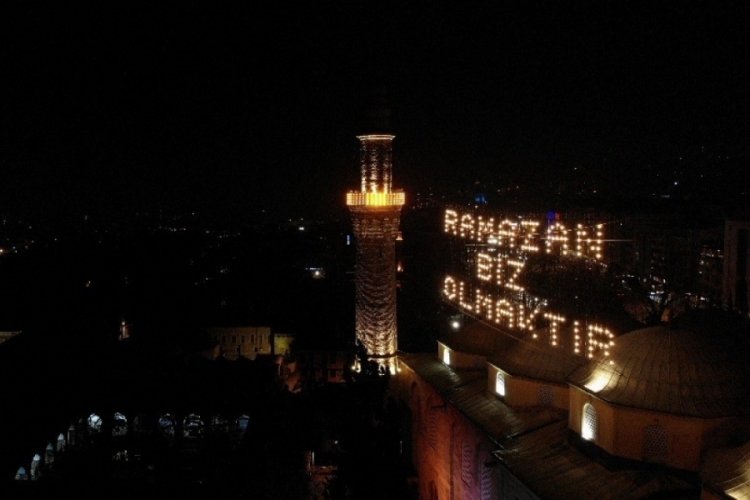 Bursa Ulu Camii'ye asılan Ramazan mahyası geceyi aydınlattı