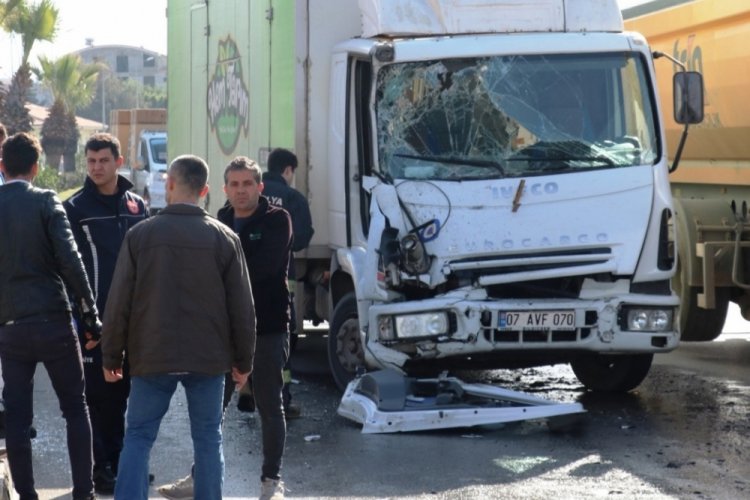 Antalya'da kamyonette sıkışan yaralı kurtarıldı