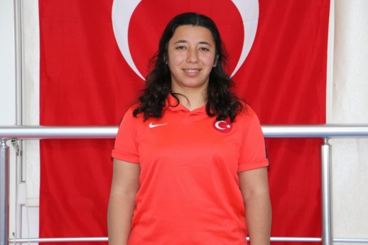 Diyarbakır'da &ouml;ğretmenlik yapan Milli g&uuml;reş&ccedil;i Yılmaz, enkaz altındaki 17 saatini anlattı