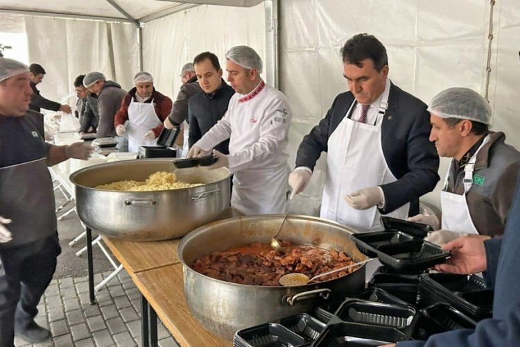 Başkan D&uuml;ndar depremzede vatandaşlara iftar yemeği dağıttı