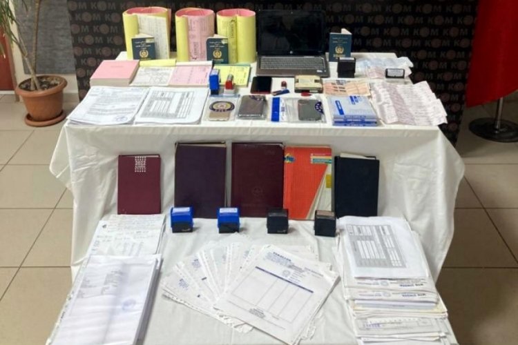 İzmir'de sahte fatura operasyonu! 3 kişi g&ouml;zaltına alındı