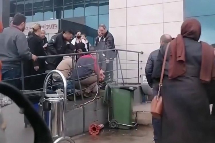 Hastane &ouml;n&uuml;ndeki kavgayı g&uuml;venlik g&ouml;revlileri g&uuml;&ccedil;l&uuml;kle ayırdı