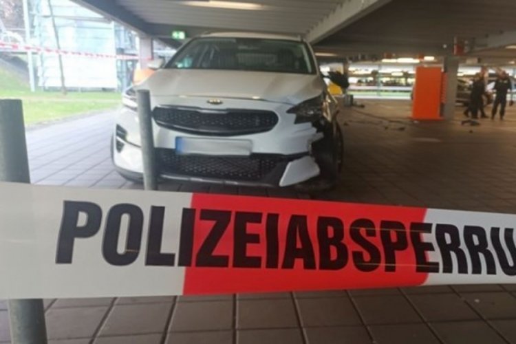 Almanya'da otomobil kalabalığın arasına daldı