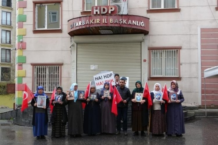 Diyarbakır'da evlat n&ouml;betindeki ailelerden CHP'ye tepki