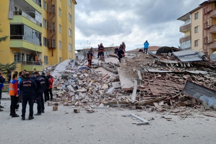 Malatya'da 5 katlı apartman &ccedil;&ouml;kt&uuml;