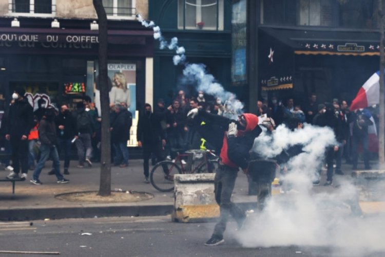 Fransa'da olaylar b&uuml;y&uuml;yor!