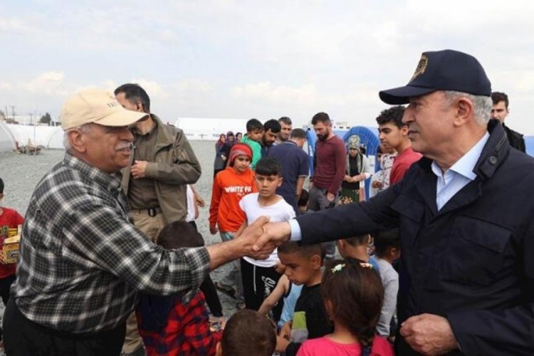 Bakan Akar, Hatay'da depremzedeleri ziyaret etti