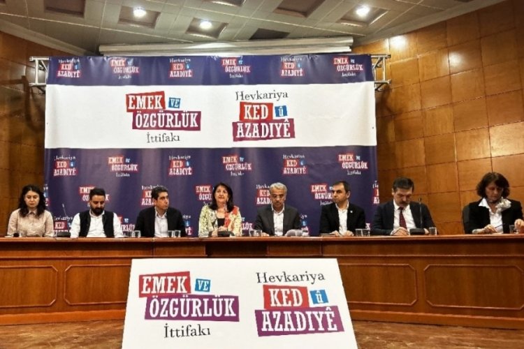 Emek ve &Ouml;zg&uuml;rl&uuml;k İttifakı YSK'ya se&ccedil;im protokol&uuml;n&uuml; sundu