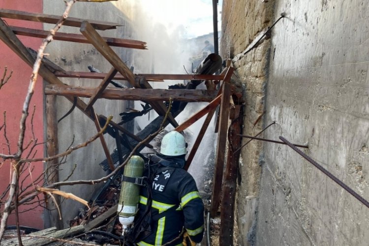 Burdur'da &ccedil;ıkan yangın 2 ev k&uuml;le d&ouml;nd&uuml;