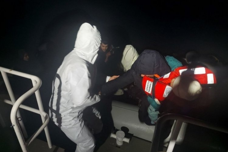 Balıkesir Ayvalık'ta 18 g&ouml;&ccedil;men yakalandı