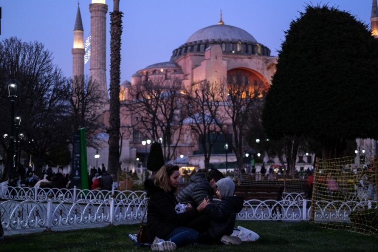İstanbul Sultanahmet Meydanı, ramazanın ikinci g&uuml;n&uuml;nde de doldu