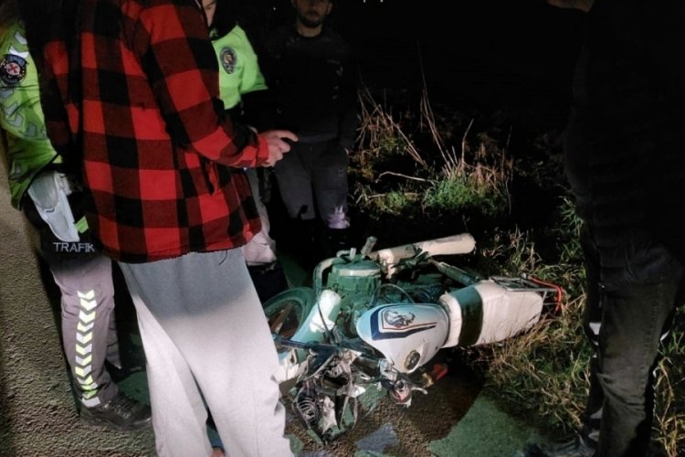 Sakarya'da metrelerce s&uuml;r&uuml;klenen motosikletin s&uuml;r&uuml;c&uuml;s&uuml; ağır yaralandı