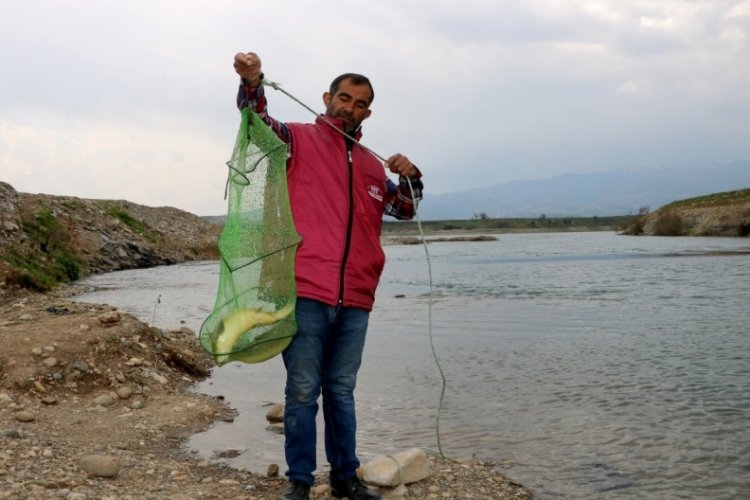 Depremin psikolojik etkisinden balık tutarak uzaklaşmaya &ccedil;alıştılar