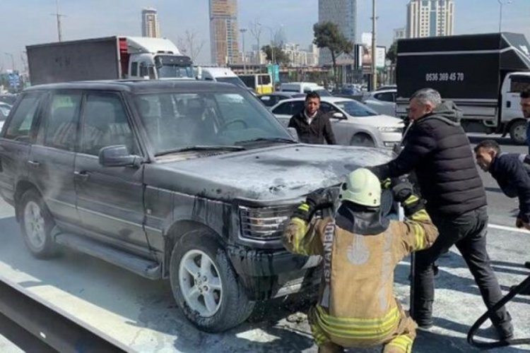İstanbul Kadık&ouml;y'de aracı yanan s&uuml;r&uuml;c&uuml;n&uuml;n g&ouml;zyaşlarına boğuldu