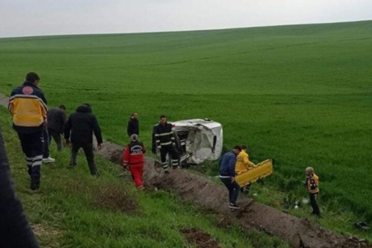 İş&ccedil;i servis minib&uuml;s&uuml; devrildi: 3'&uuml; ağır, 9 yaralı
