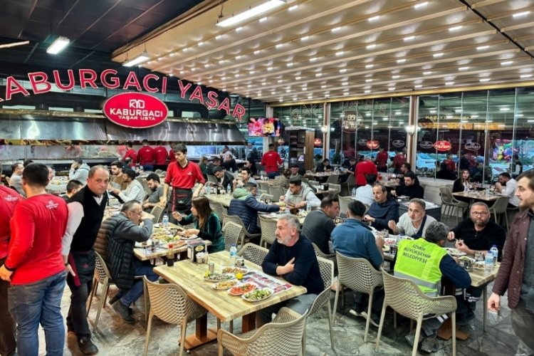 Adanalılar iftarda kebap&ccedil;ılara akın etti