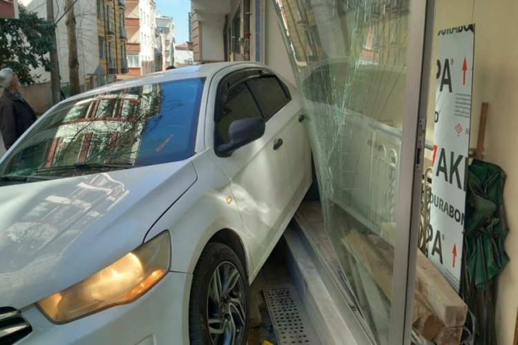 Bursa'da i&ccedil;i boş ara&ccedil; işyerine daldı!
